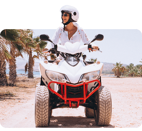 Turista pilotando quadriciclo na praia